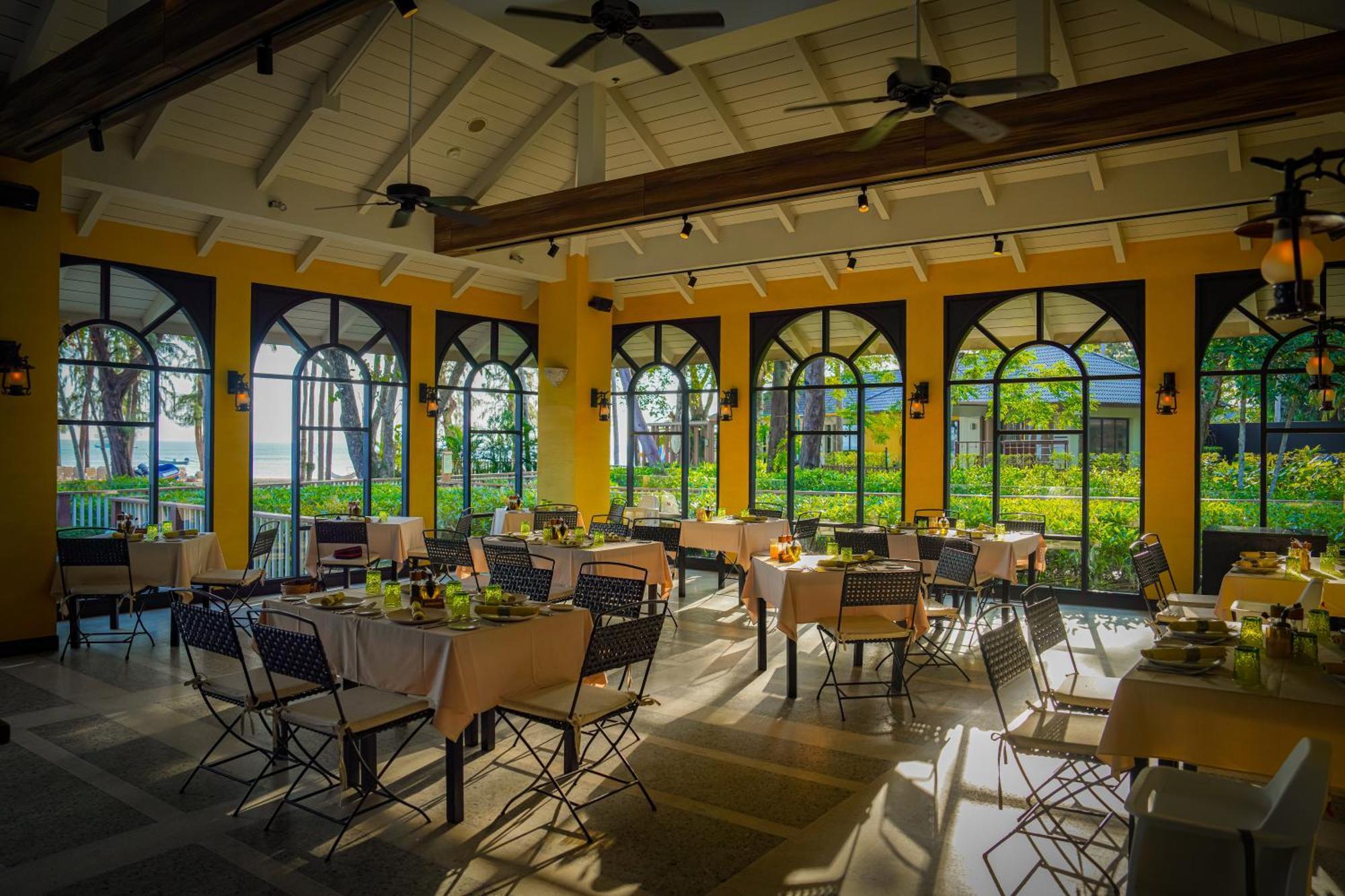 Dusit Thani Krabi Beach Resort - Sha Extra Plus Klong Muang Beach Dış mekan fotoğraf The restaurant at the resort