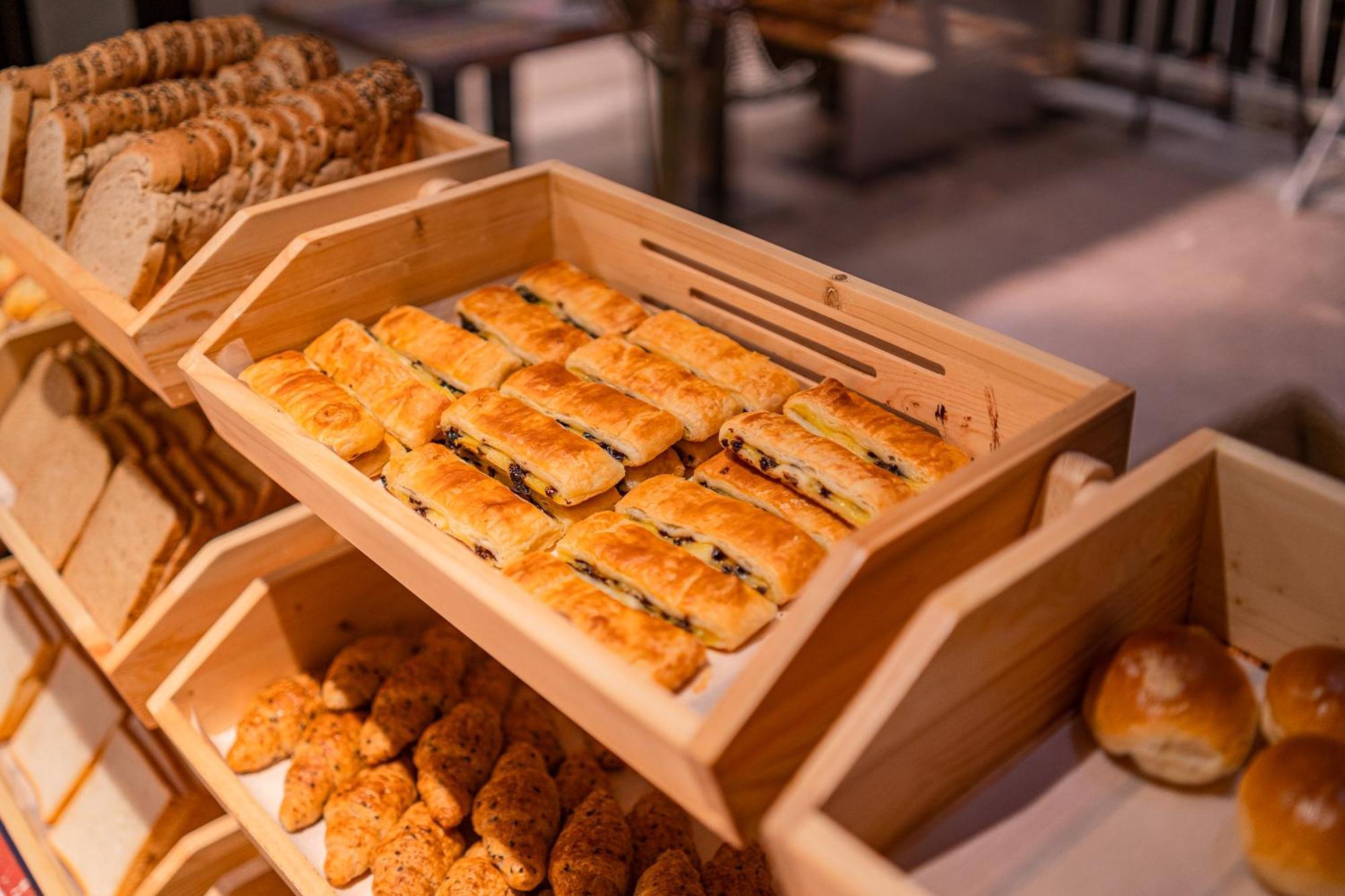Dusit Thani Krabi Beach Resort - Sha Extra Plus Klong Muang Beach Dış mekan fotoğraf Baked goods at a buffet